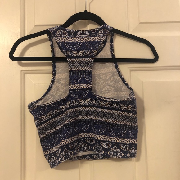✨ 3 for $25✨ Patterned crop top - Picture 3 of 3